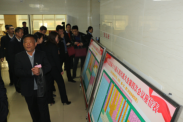 靖边县第十八届人民代表大会第四次会议代表陆续步入会场就坐