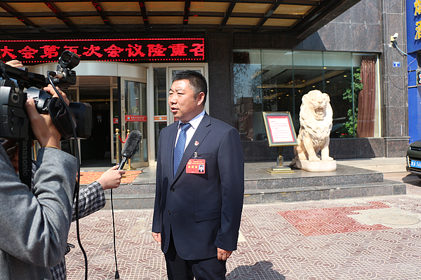 人大代表在报到现场接受采访