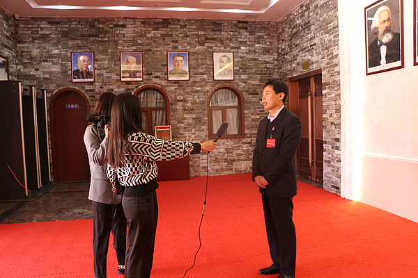 人大代表接受采访