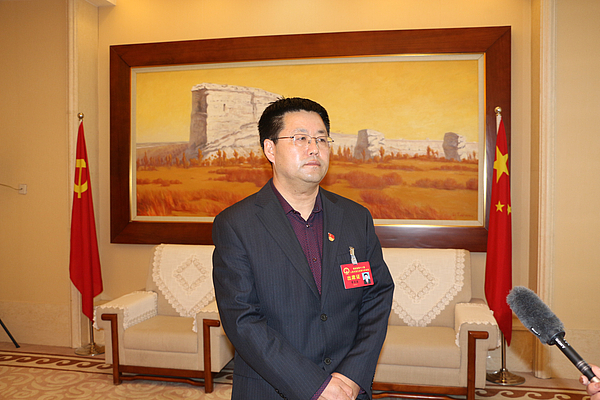 参会代表接受采访